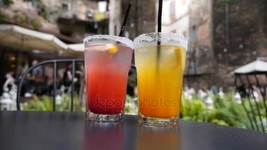 İki bardak renkli kokteyller ile