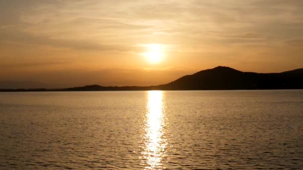 Golden Sunset över sjön — Stockvideo