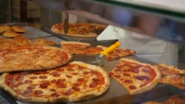 Pizza chef taze pişmiş pizza Dilimleme 
