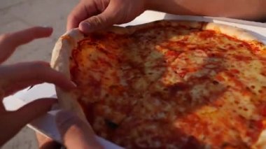 pizza bir dilim ısırma kadın