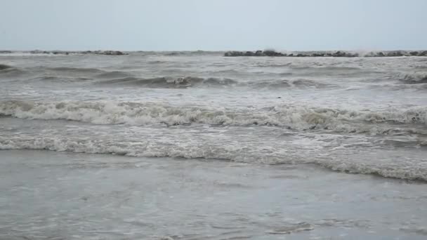 風に吹かれてスローモーションの嵐の波のビュー — ストック動画