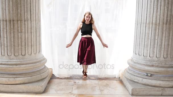 Young beautiful woman walking in Venice — Stock Video