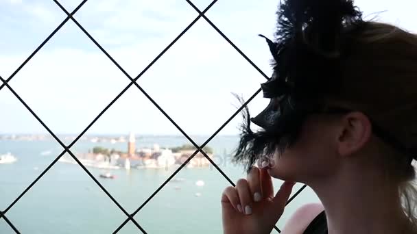 Женщина в маске позирует в Венеции — стоковое видео