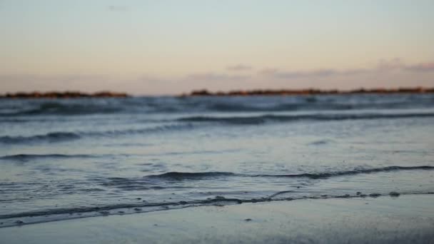 Ondas do mar na areia durante o pôr do sol — Vídeo de Stock