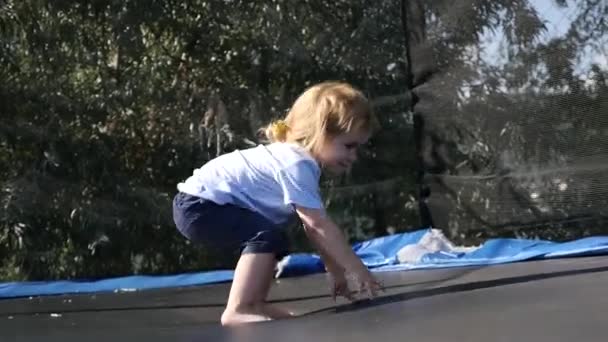 Повільний рух милої маленької дитини, що стрибає на батуті — стокове відео