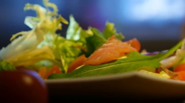 taze sebze ile Somon salata