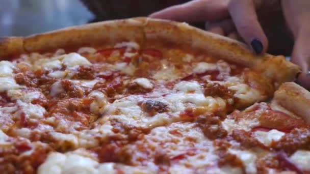 ピザのスライスを取る女性 — ストック動画