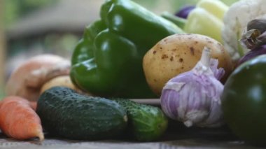 Taze sebze. Kamera yavaş yavaş geçmiş taşır.