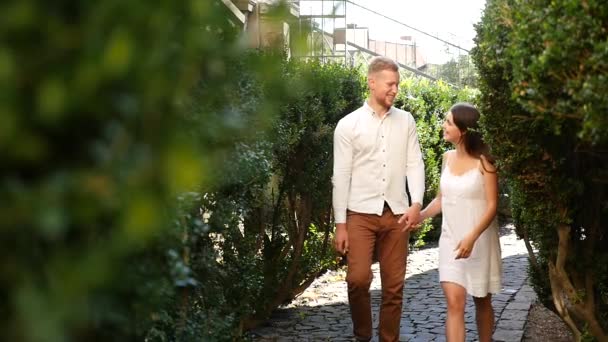 Romantisches junges verliebtes Paar, das Spaß im Freien hat — Stockvideo