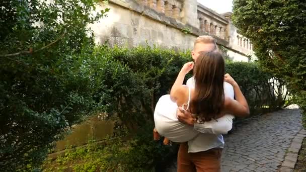 Pasangan muda yang romantis jatuh cinta bersenang-senang di luar ruangan — Stok Video