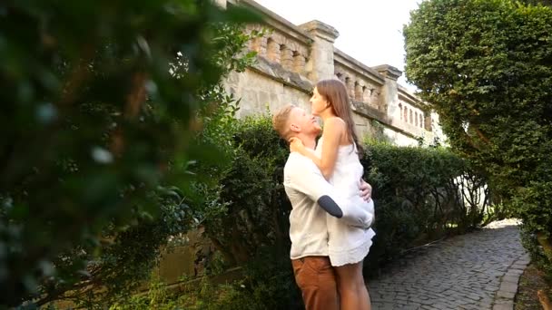 Romantische jong koppel in liefde plezier buitenshuis — Stockvideo