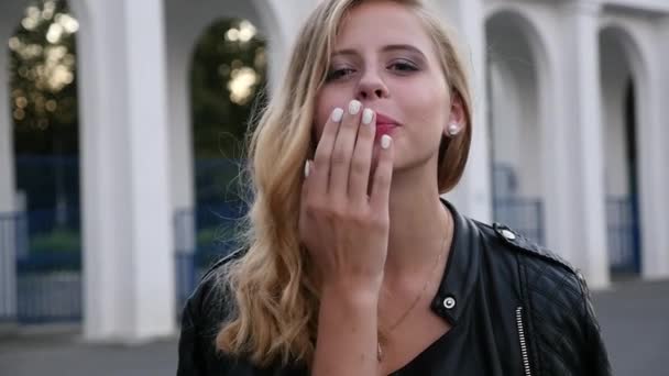 Mooi jong meisje met lang haar blaast een kus — Stockvideo
