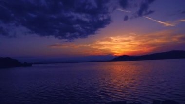 Güzel gün batımı göl timelapse üzerinde.