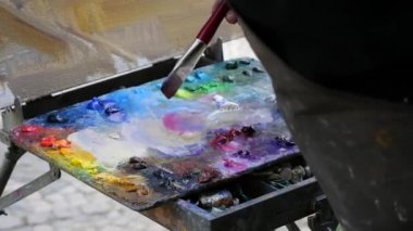 Resim üzerine çalışan sanatçı.