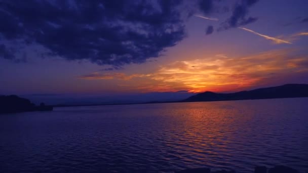 Vacker solnedgång på den sjön timelapse. — Stockvideo