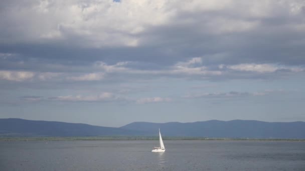 Passeios de barco no lago . — Vídeo de Stock