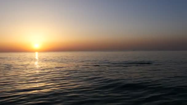 Solnedgång på stranden. Färger Dawn återspeglas i vatten. — Stockvideo