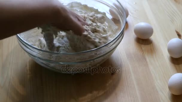 Kvinna händer knåda degen på ett bord. — Stockvideo