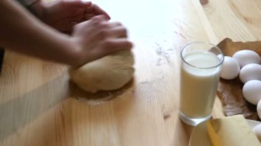 Kadın el bir tabloda hamur yoğurmak.