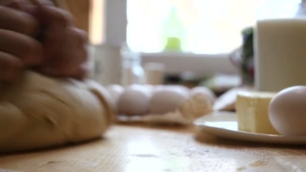 Kvinna händer knåda degen på ett bord. — Stockvideo