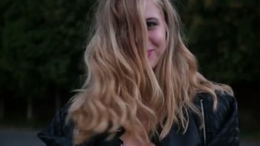 Genç ve güzel model kameraya poz. 