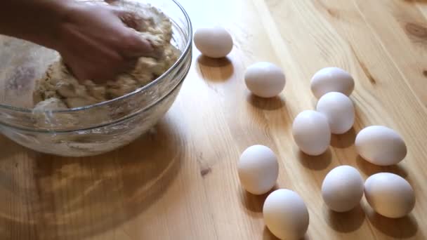 Volwassen vrouw handen voorbereiden deeg voor huisgemaakte pasta — Stockvideo