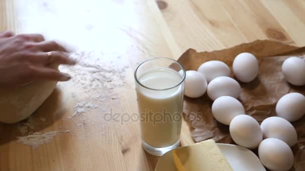 Adult woman hands preparing dough for homemade pasta — Stock Video