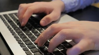  Tipik bir dizüstü bilgisayar ile yakın çekim. Erkek parmak dizüstü klavye üzerindeki düğmelere basarak