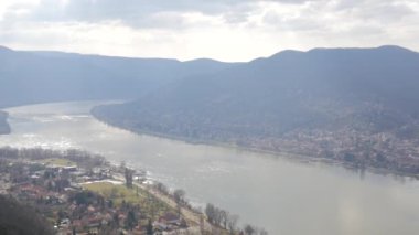 Danube bahar günü, Visegrad güzel kır. Yatay, tepeler walleys ve bir nehir