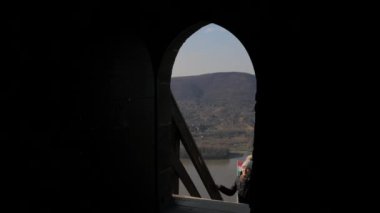 Kız turist dağlarda. Genç, güzel kadının güneşli gün ve ülke dağ görünümünde