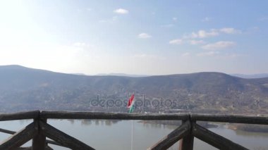 Kız turist dağlarda. Genç, güzel kadının güneşli gün ve ülke dağ görünümünde