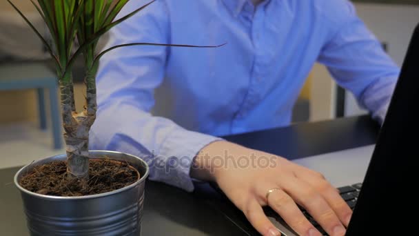 Nahaufnahme-Tippen mit einem Laptop-Computer. Männliche Finger drücken Tasten auf Laptop-Tastatur — Stockvideo