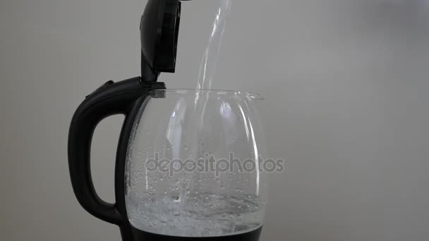 Closeup tiro de água fervente em uma panela de cozinha. Ferver água em uma chaleira elétrica — Vídeo de Stock
