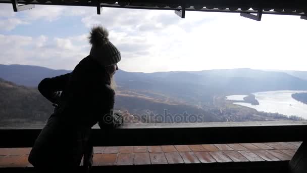 Meisje toerist in bergen. Jonge, mooie vrouw genieten van zonnige dag en de mening van de berg in land — Stockvideo