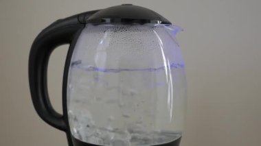 Bir mutfak tencerede kaynama su closeup çekim.