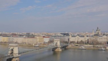  Panoramik Budapeşte ve zincir köprü ile Tuna Nehri