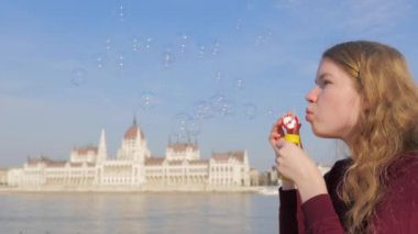 Kabarcık Budapeşte üfleme çekici genç kadın