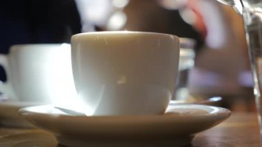 bir fincan kahve süt dökme