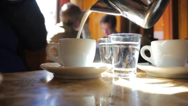 Verter leche en una taza de café — Vídeos de Stock