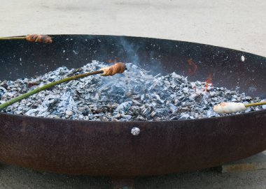Stockbrot, taze ekmek ile Barbekü
