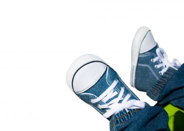 Çocuk ayak ayakkabı ile yakın çekim.