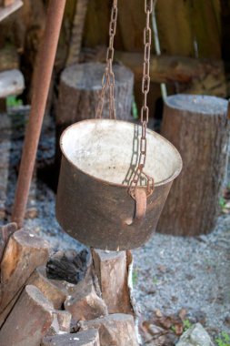 Yemek pişirmek için eski ortaçağ kazanı.