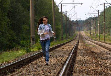 Kız çalışmaları arasında raylar. 