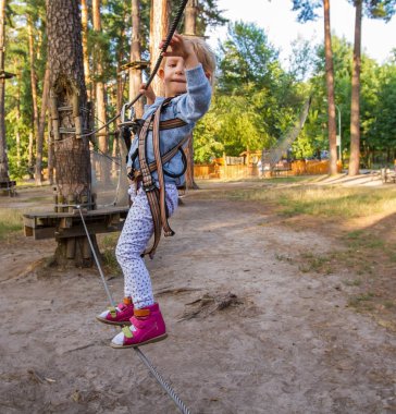 Küçük kız engellerin üstesinden gelir.. 