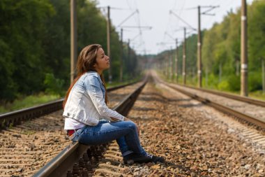 Kız on rails oturuyor.