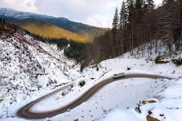 The movement of the car on a mountain road. — Stock Photo, Image