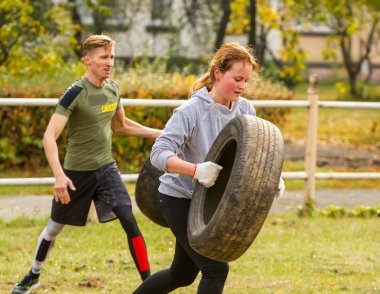 Adam ve kız bir lastik ile egzersiz.