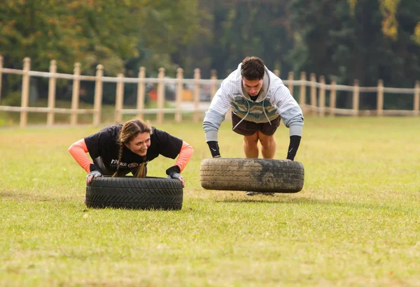 El chico y la chica realizan flexiones . — Foto de Stock