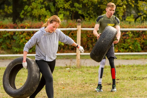 Adam ve kız bir lastik ile egzersiz.