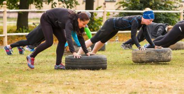 Kız gerçekleştirmek şınav.